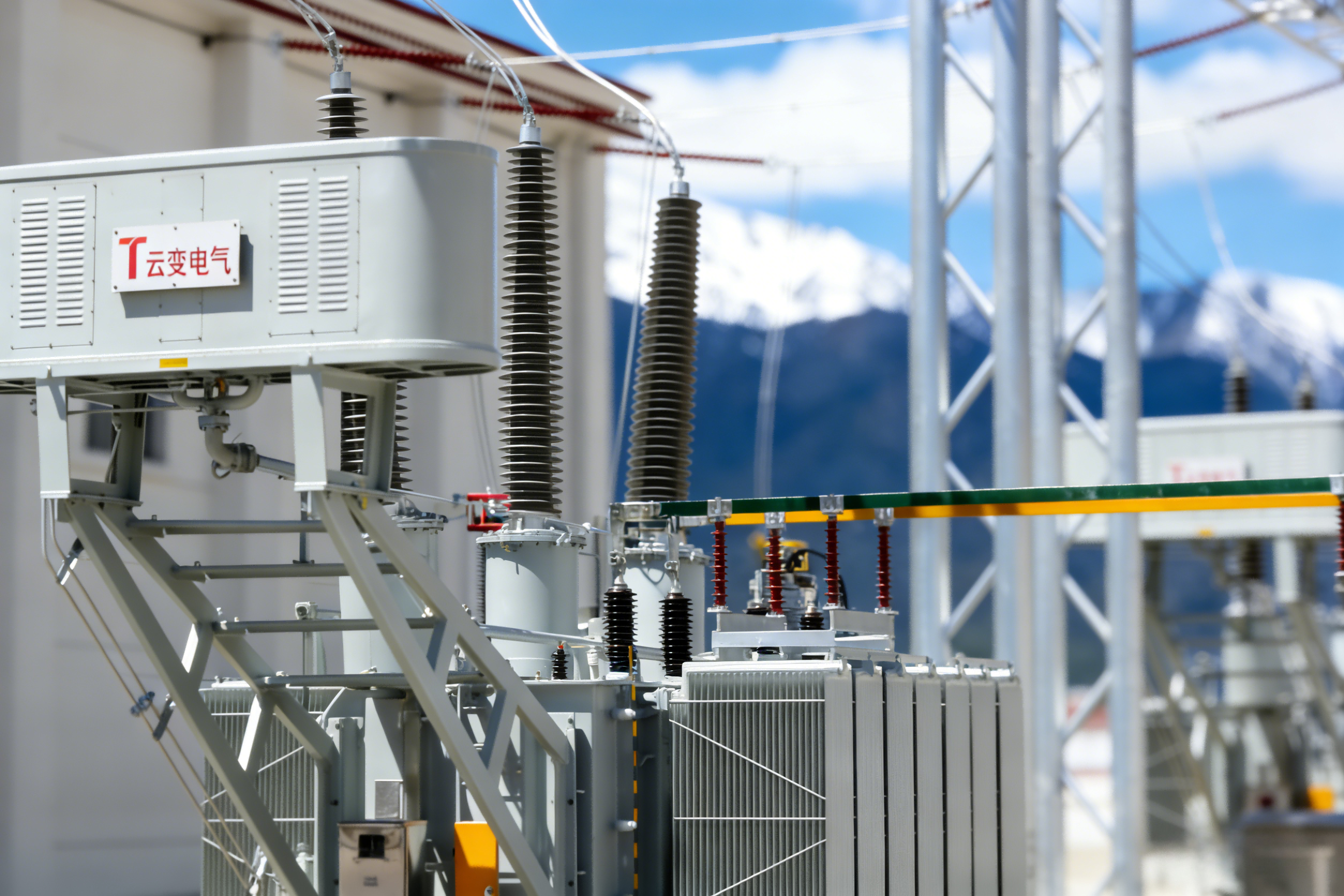 220kV Bushing in Operation on the Lhasa-Nyingchi Railway — Image 2