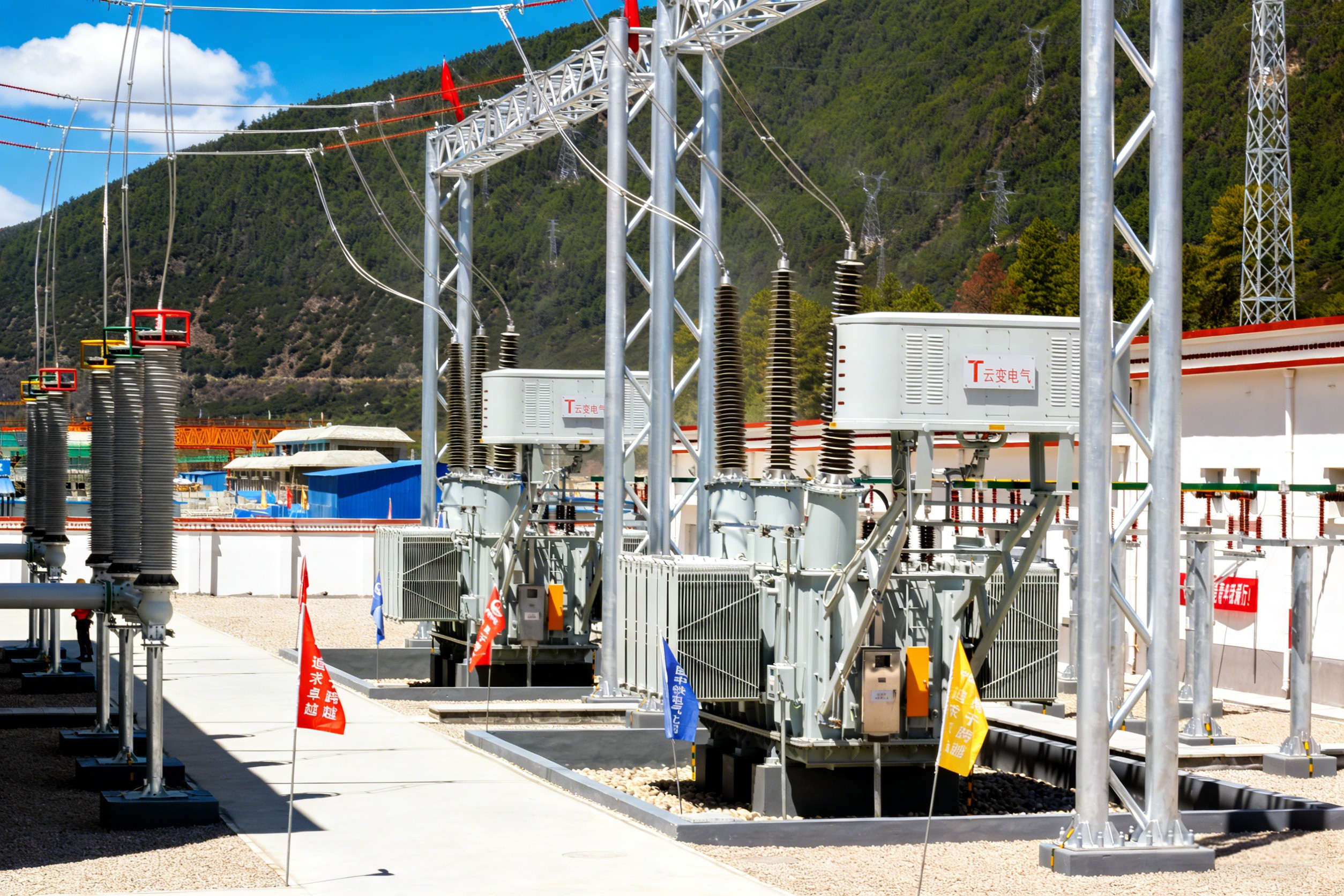 220kV Bushing in Operation on the Lhasa-Nyingchi Railway — Image 3
